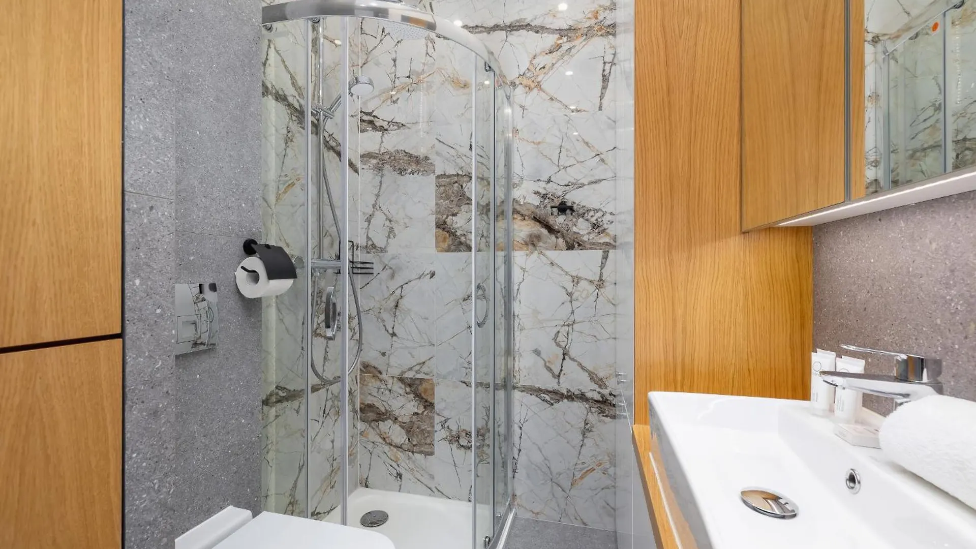 Mogilska Studio With Parking Near Tauron Arena Krakow By Noclegi Renters 0*,